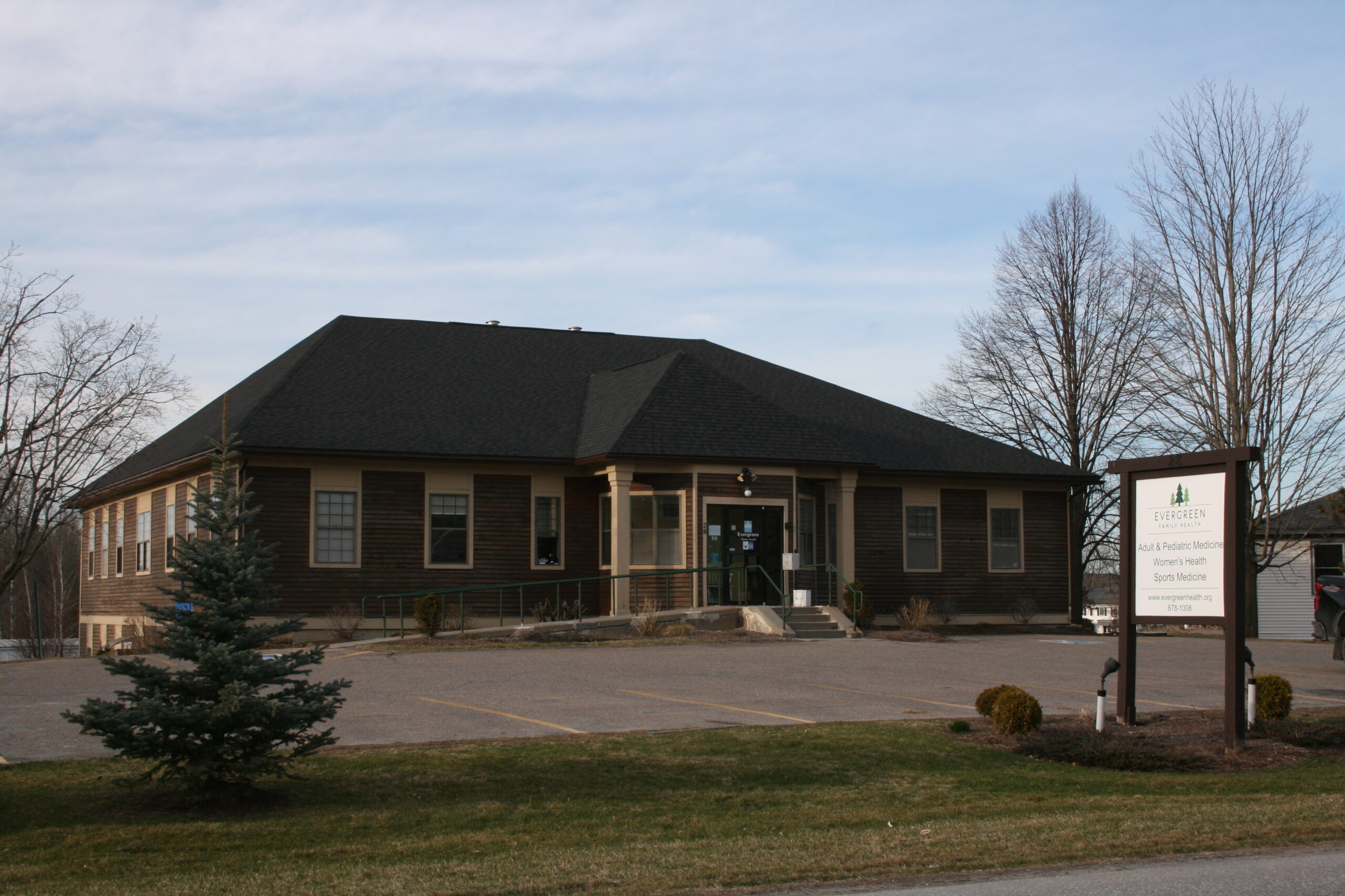 Office space for rent at 28 Park Avenue in Williston, VT, with a large parking lot.